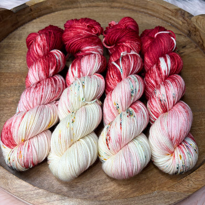 *NEW* Oscar Worsted - Christmas - Santa Baby